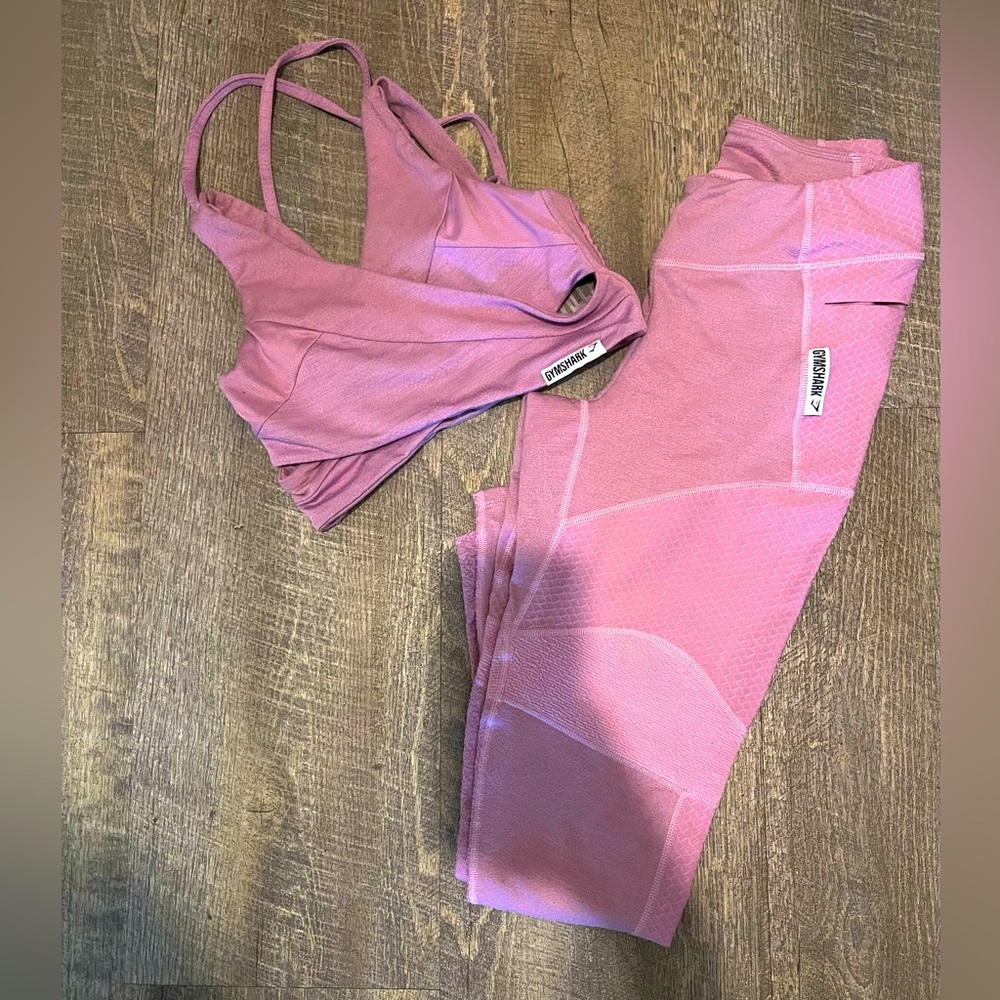 Selling the set : Cross bra sport and leggings